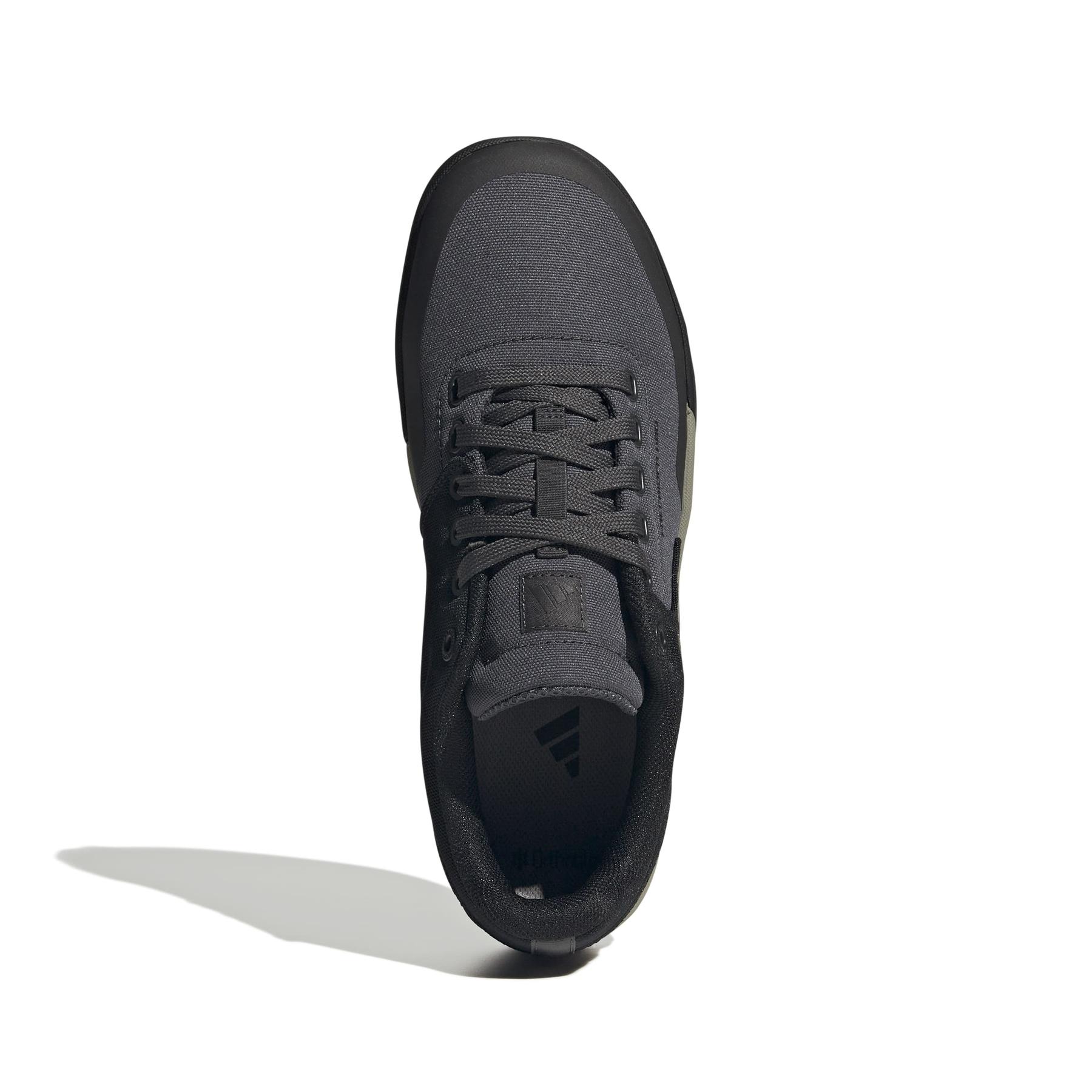 product/a/d/adidas_ih0814_3_footwear_photography_top_portrait_view_white-nw091625.jpg