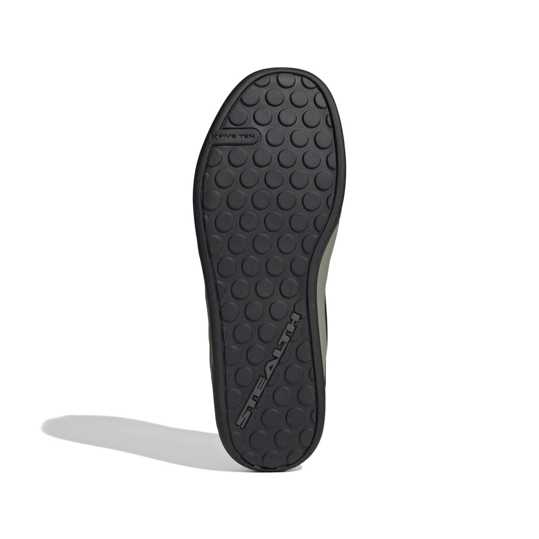 product/a/d/adidas_ih0814_4_footwear_photography_bottom_view_white-nw091625.jpg