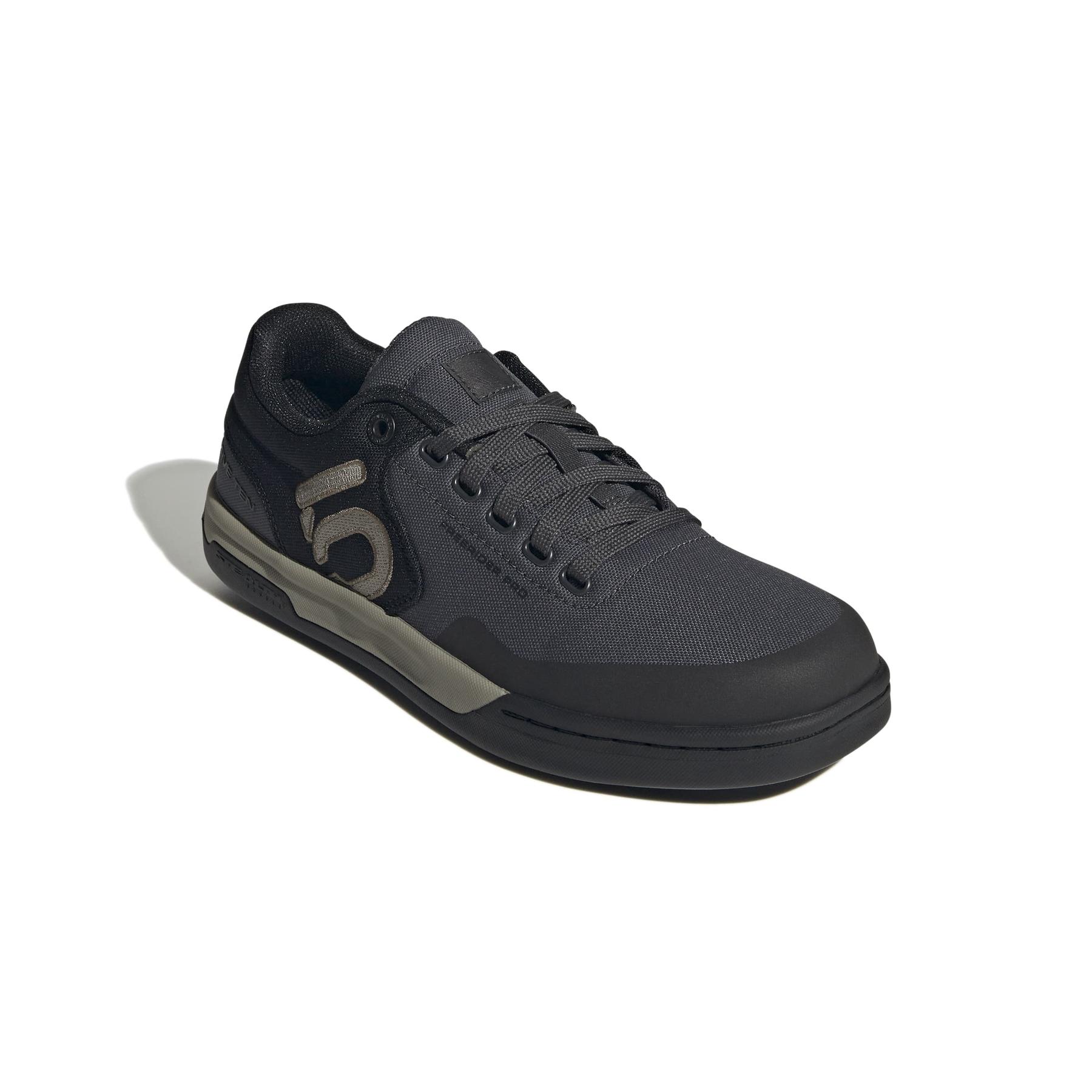 product/a/d/adidas_ih0814_6_footwear_photography_front_lateral_top_view_white-nw091625.jpg