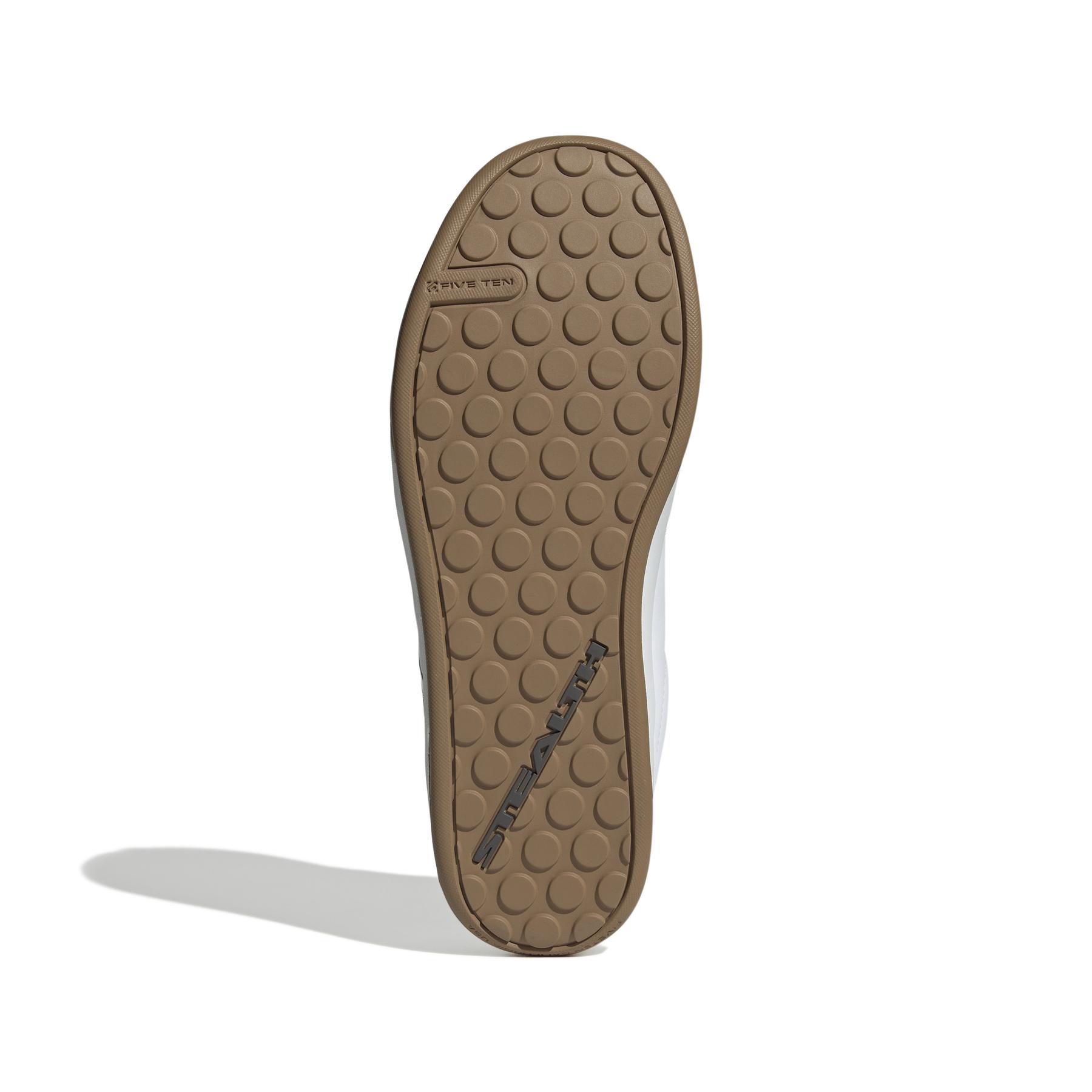 product/a/d/adidas_ih0815_4_footwear_photography_bottom_view_white-nw091625.jpg