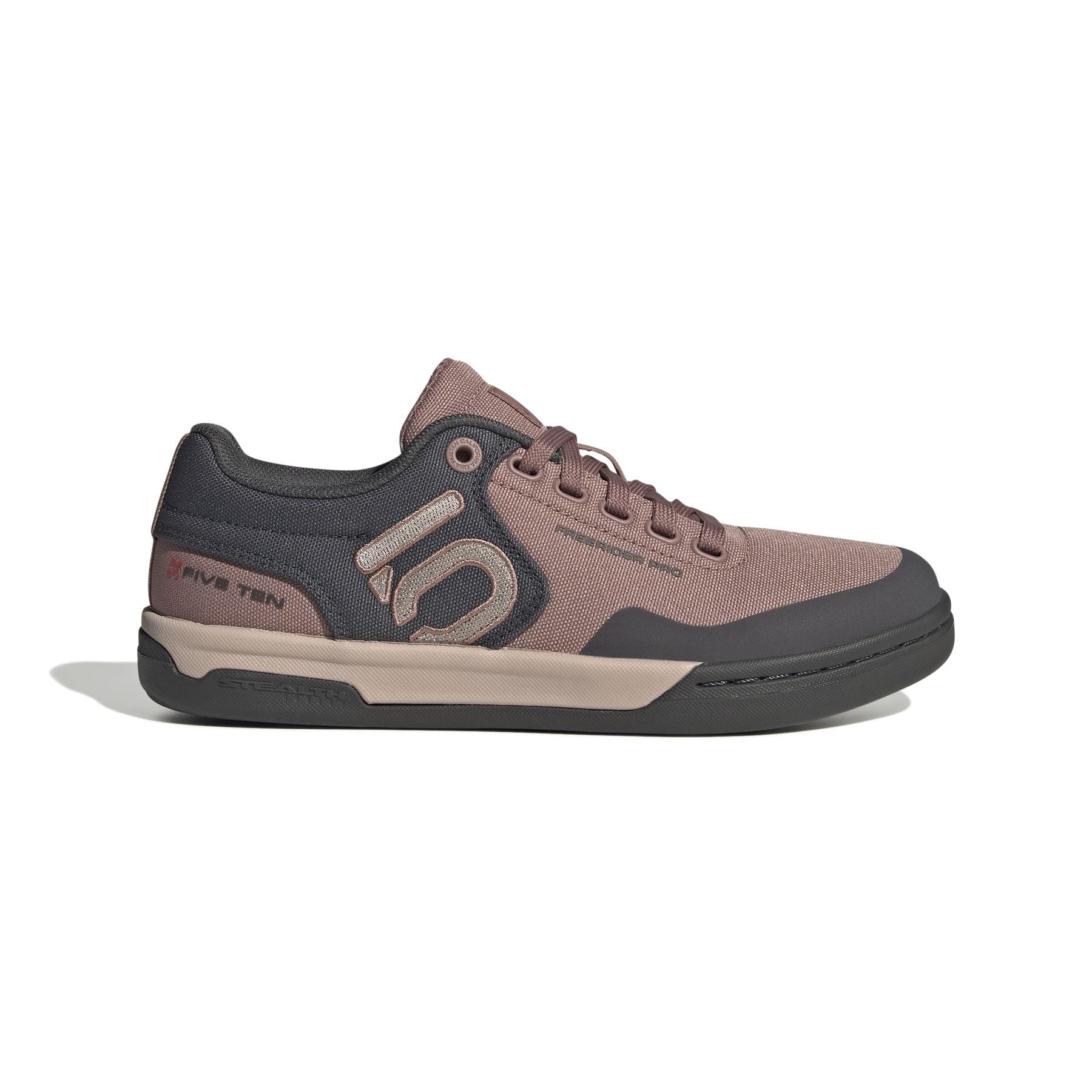 product/a/d/adidas_ih0819_1_footwear_photography_side_lateral_center_view_white.jpg