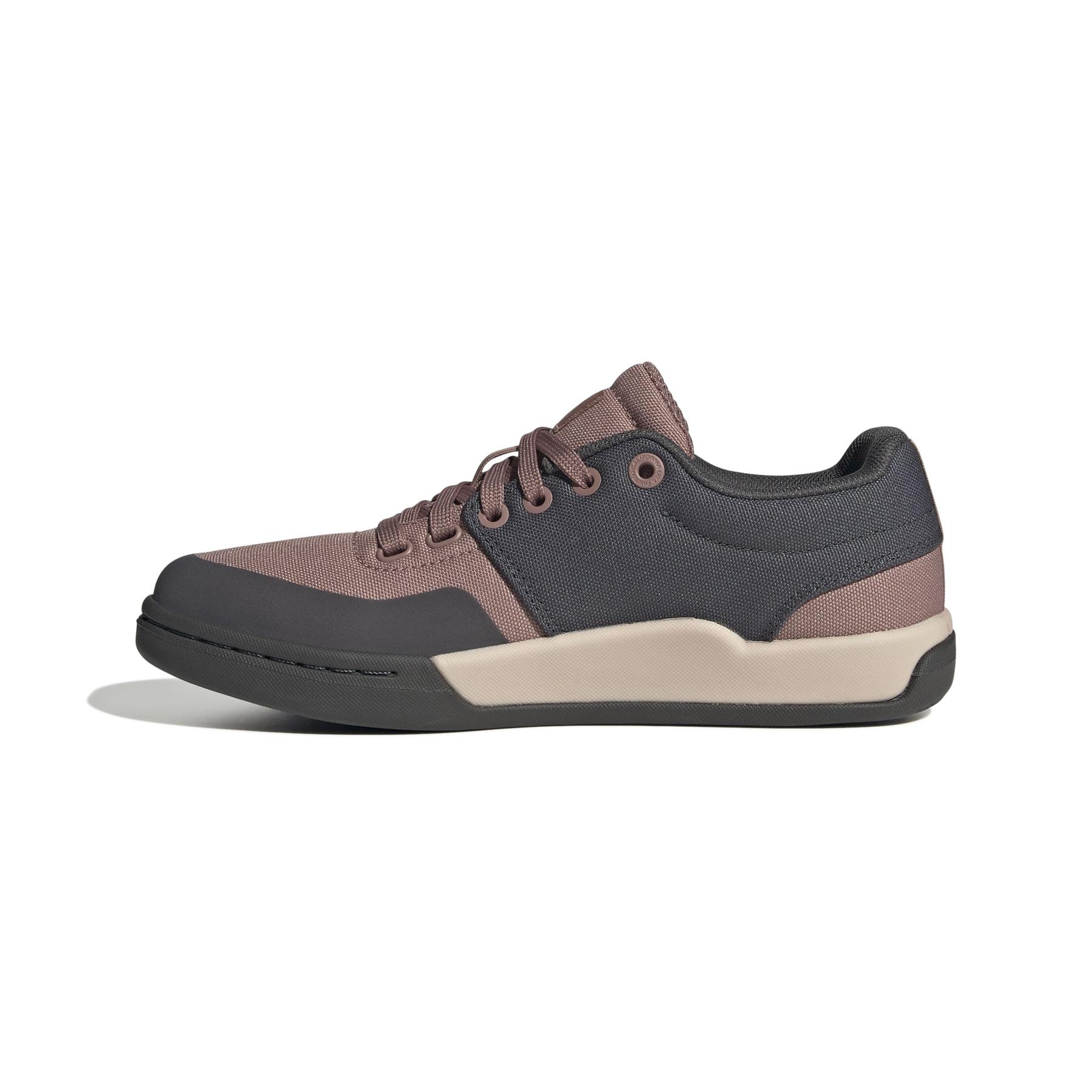 product/a/d/adidas_ih0819_5_footwear_photography_side_medial_center_view_white.jpg