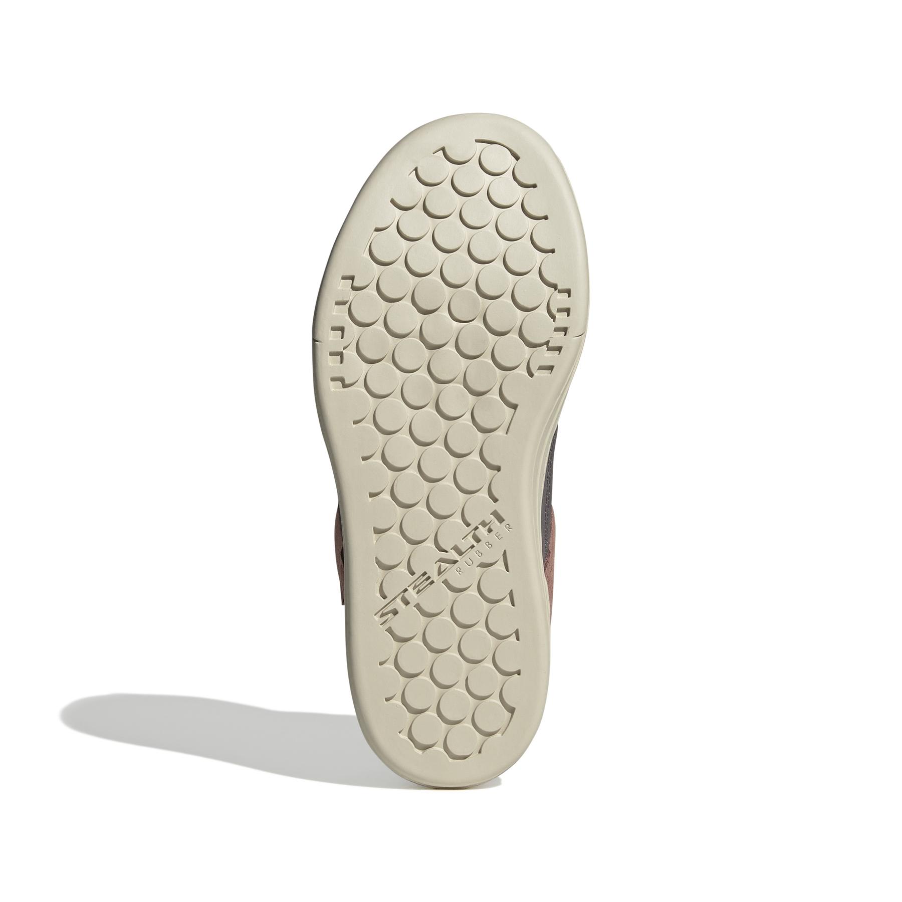 product/a/d/adidas_ih0821_4_footwear_photography_bottom_view_white-nw091625.jpg