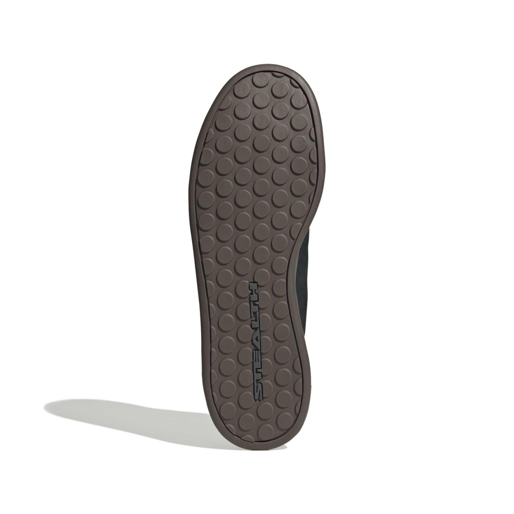 product/a/d/adidas_ih0825_4_footwear_photography_bottom_view_white-nw091625.jpg