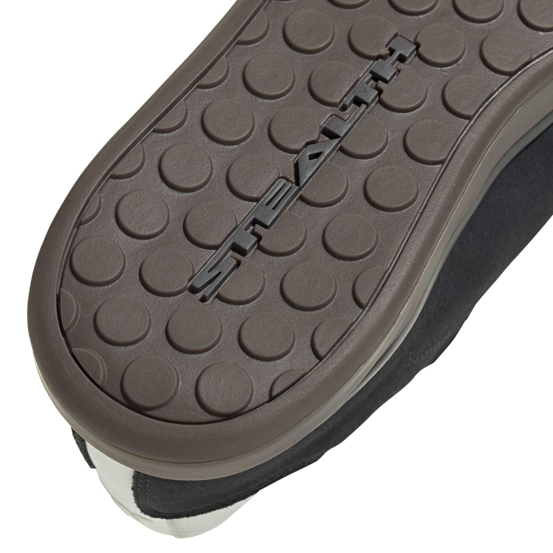 product/a/d/adidas_ih0825_8_footwear_photography_detail_view_1_white-nw091625.jpg