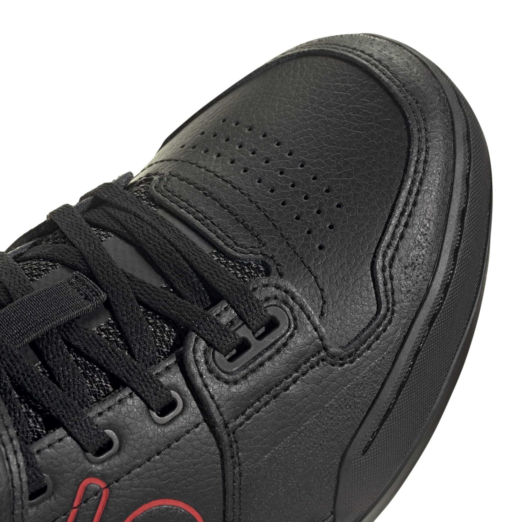 product/a/d/adidas_ih0826_8_footwear_photography_detail_view_1_white-nw091625.jpg