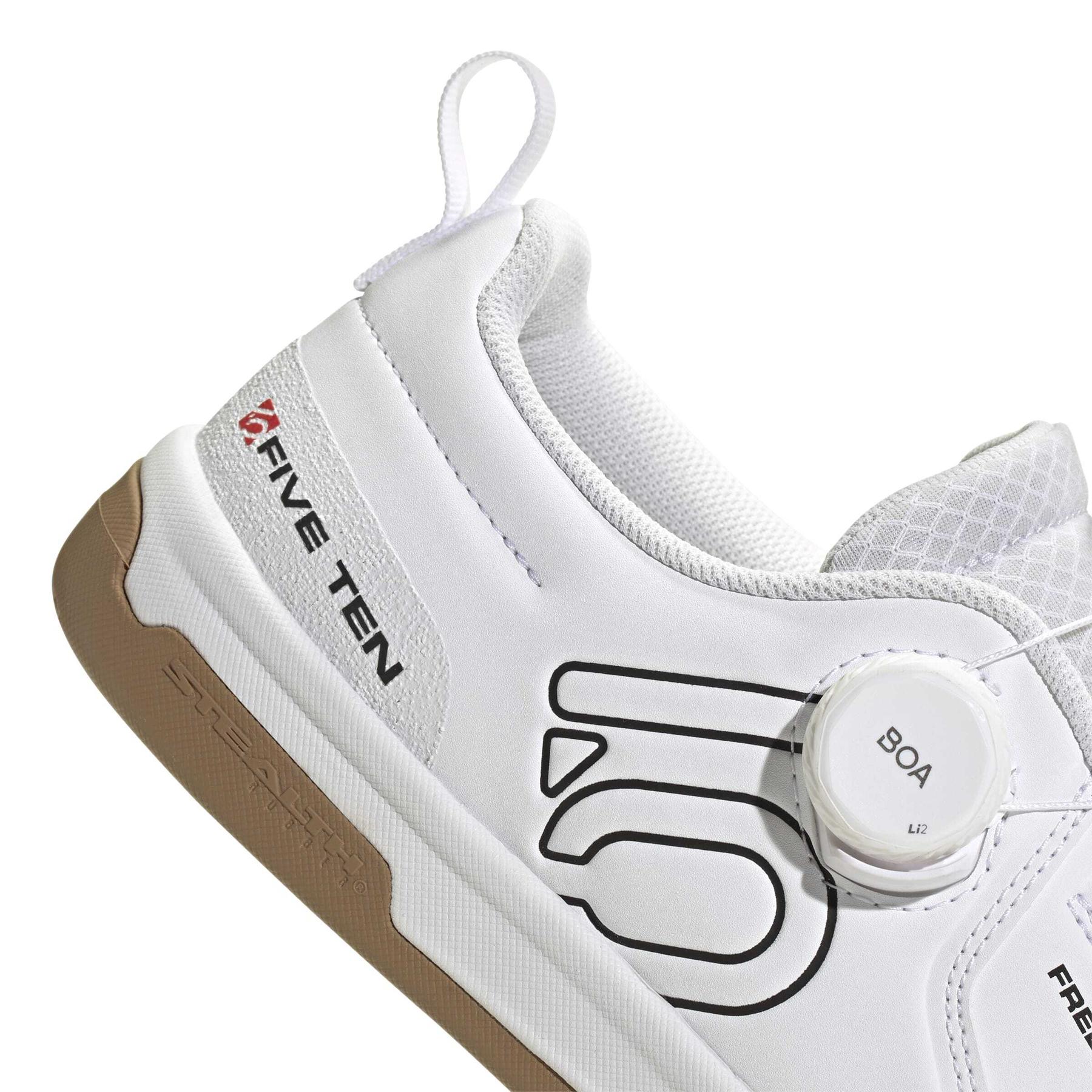 product/a/d/adidas_ih3054_8_footwear_photography_detail_view_1_white-nw091625.jpg
