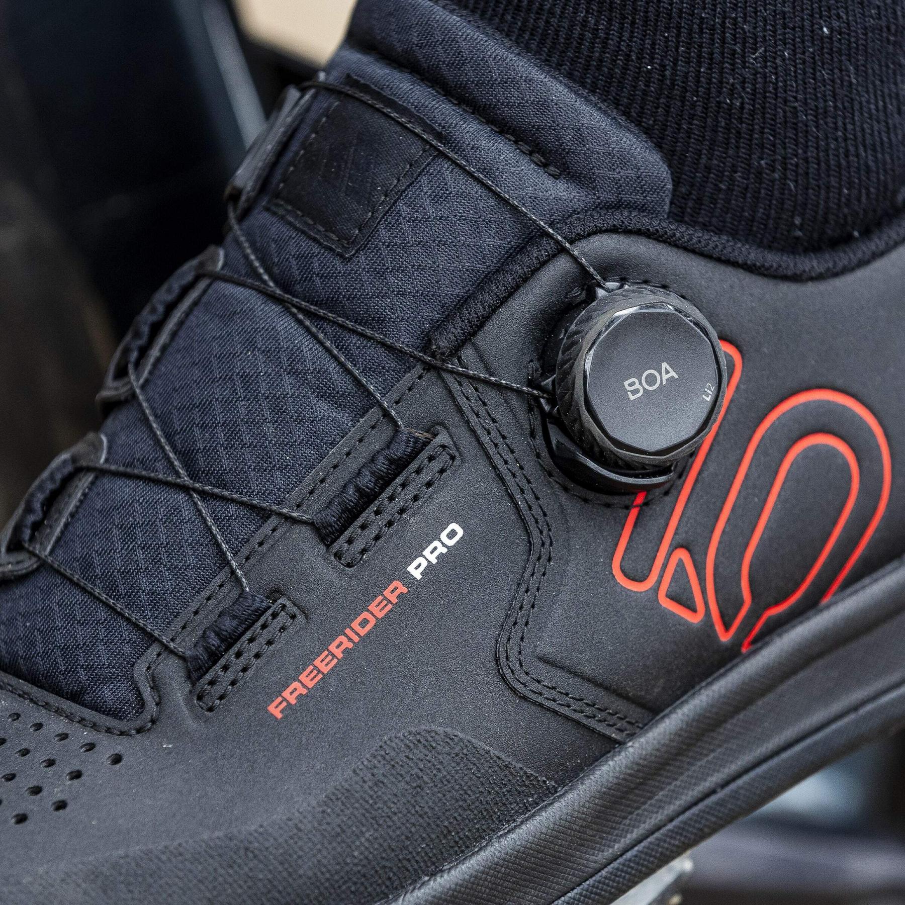 product/a/d/adidas_ih5845_18_footwear_photography_heromrktng_view_5-nw091625.jpg