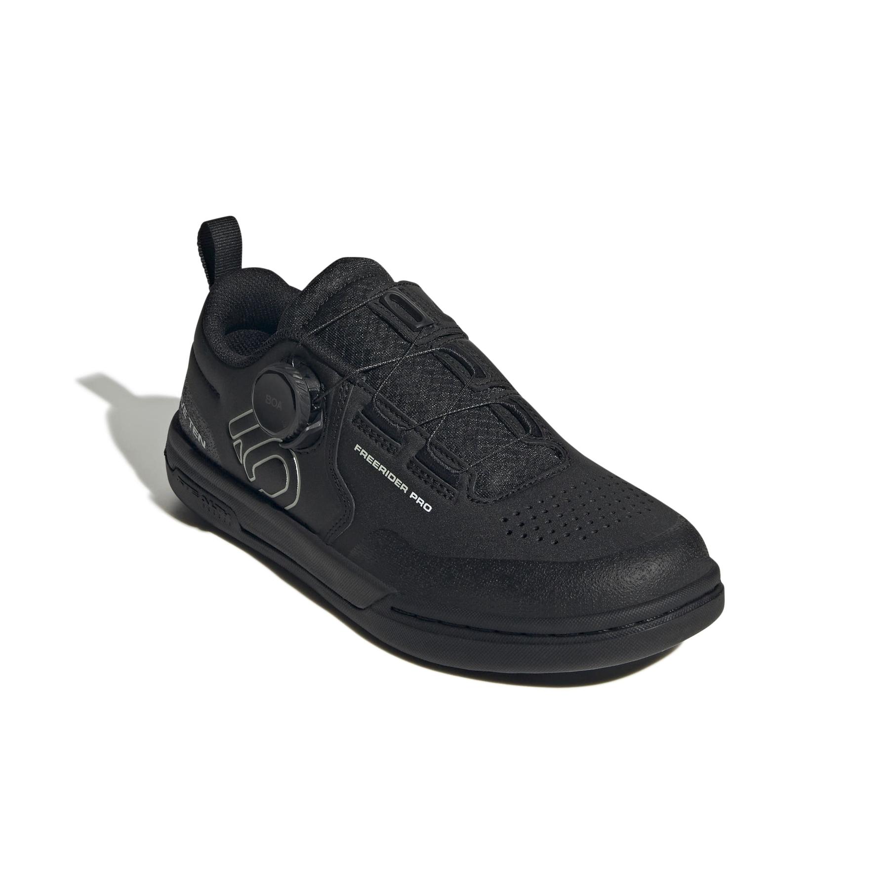 product/a/d/adidas_ih5845_6_footwear_photography_front_lateral_top_view_white-nw091625.jpg