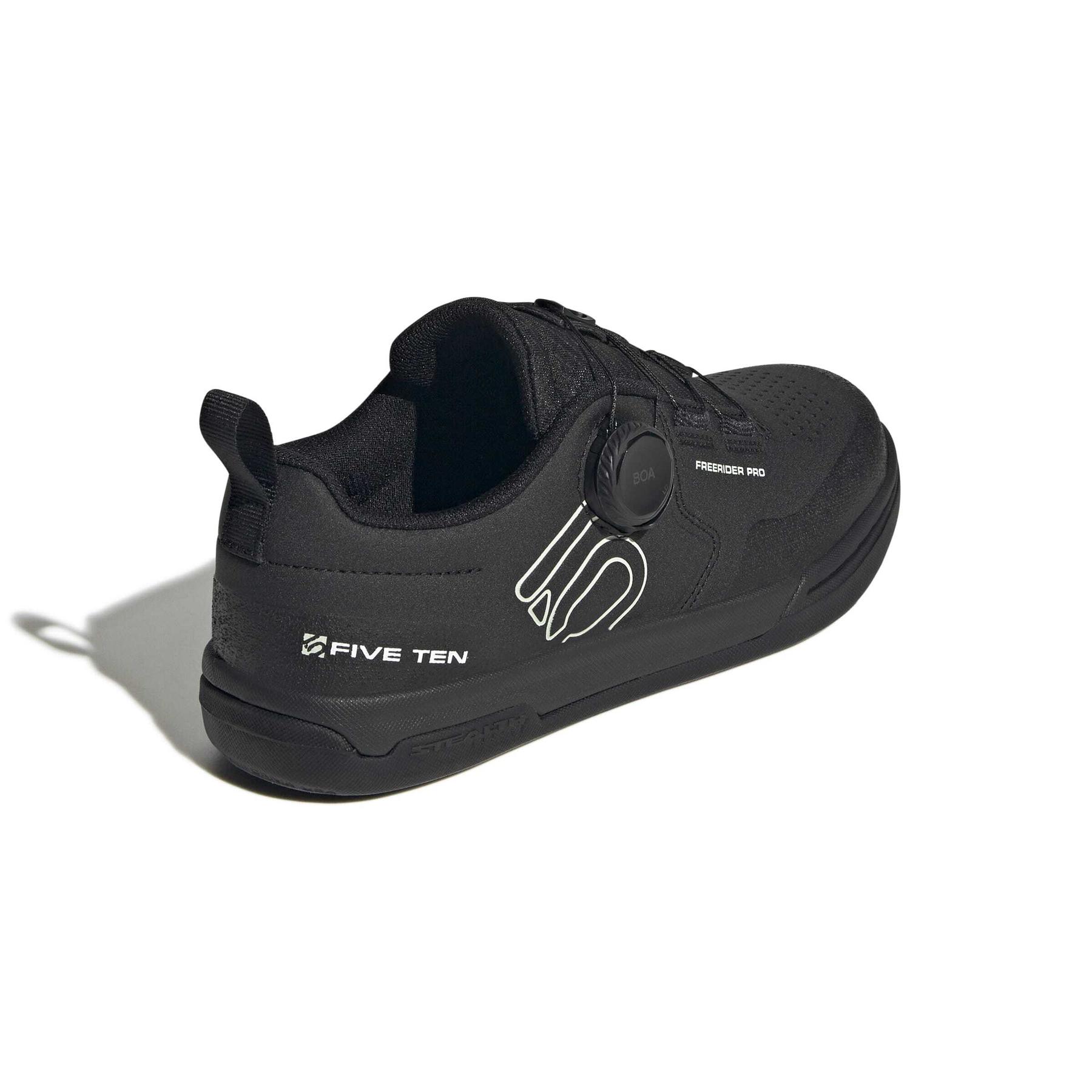 product/a/d/adidas_ih5845_7_footwear_photography_back_lateral_top_view_white-nw091625.jpg