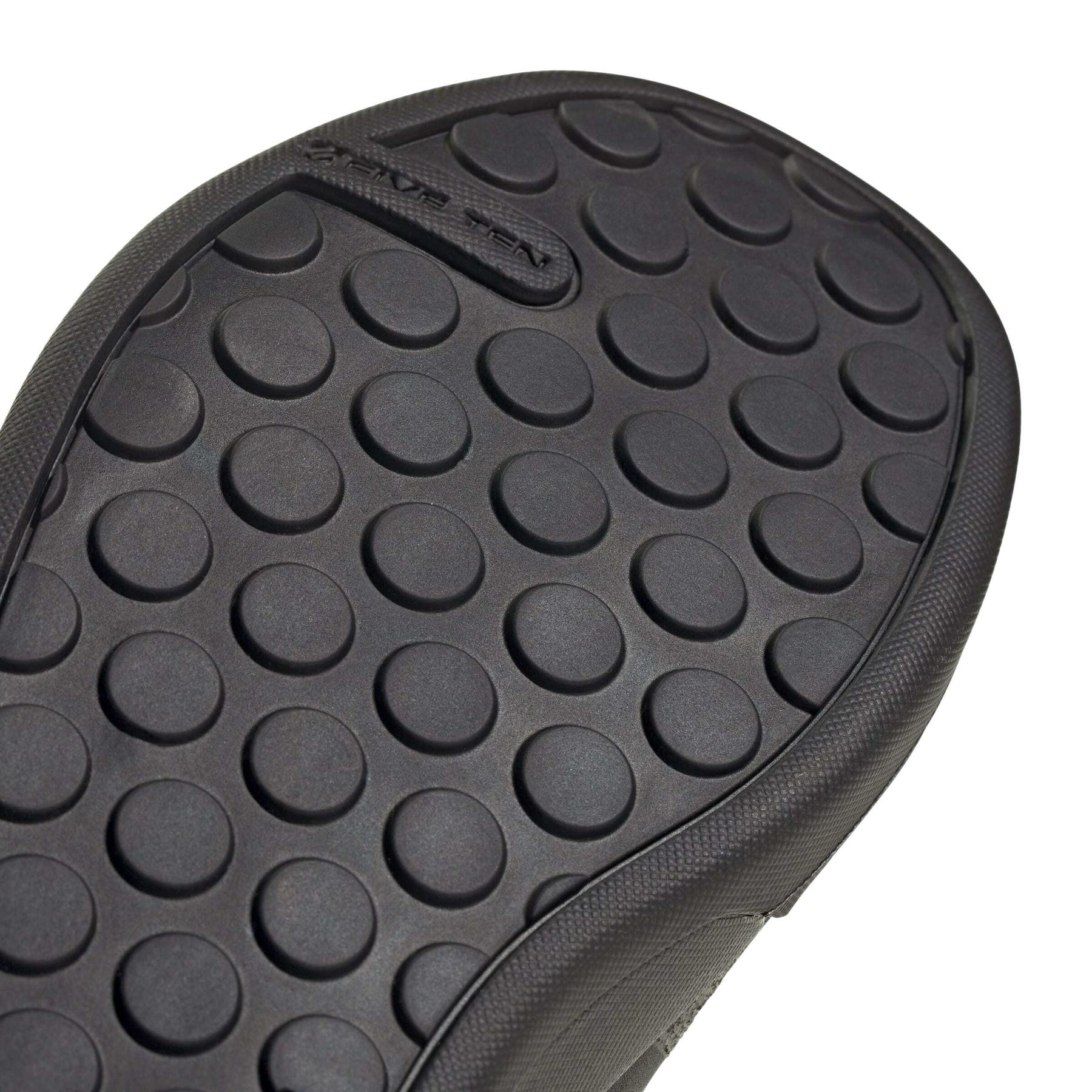 product/a/d/adidas_ih5845_9_footwear_photography_detail_view_2_white-nw091625.jpg