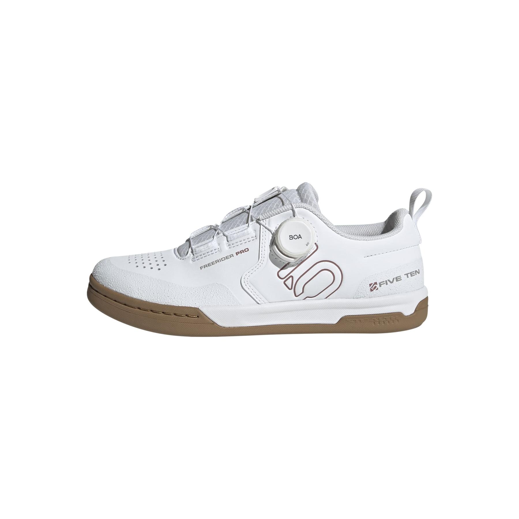product/a/d/adidas_ih5846_12_footwear_photography_left_side_center_lateral_view_white.jpg