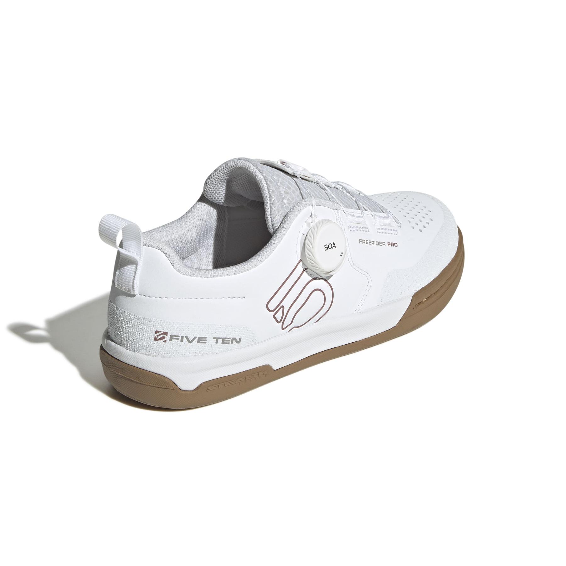 product/a/d/adidas_ih5846_7_footwear_photography_back_lateral_top_view_white.jpg