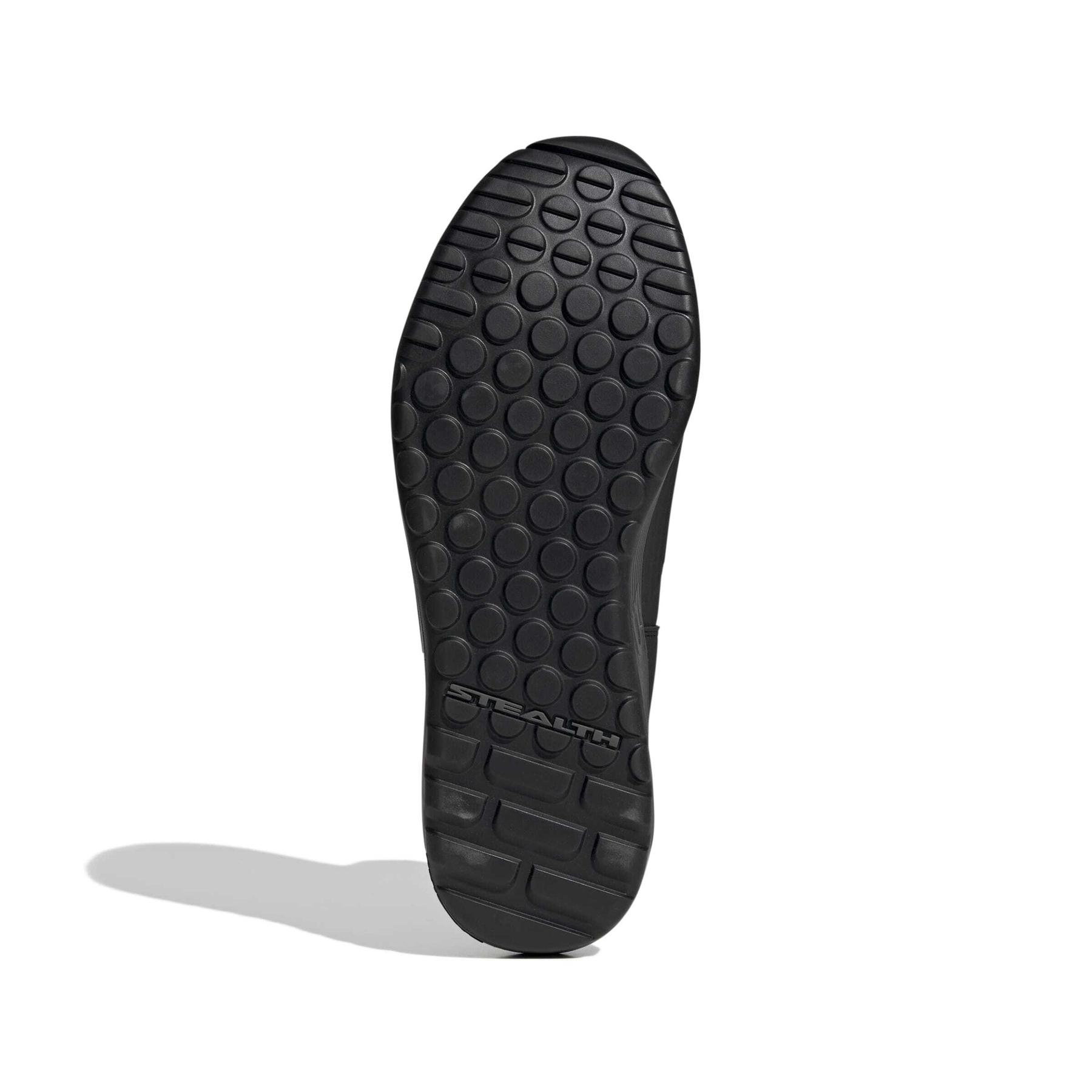 product/a/d/adidas_ji0859_4_footwear_photography_bottom_view_white-nw091625.jpg
