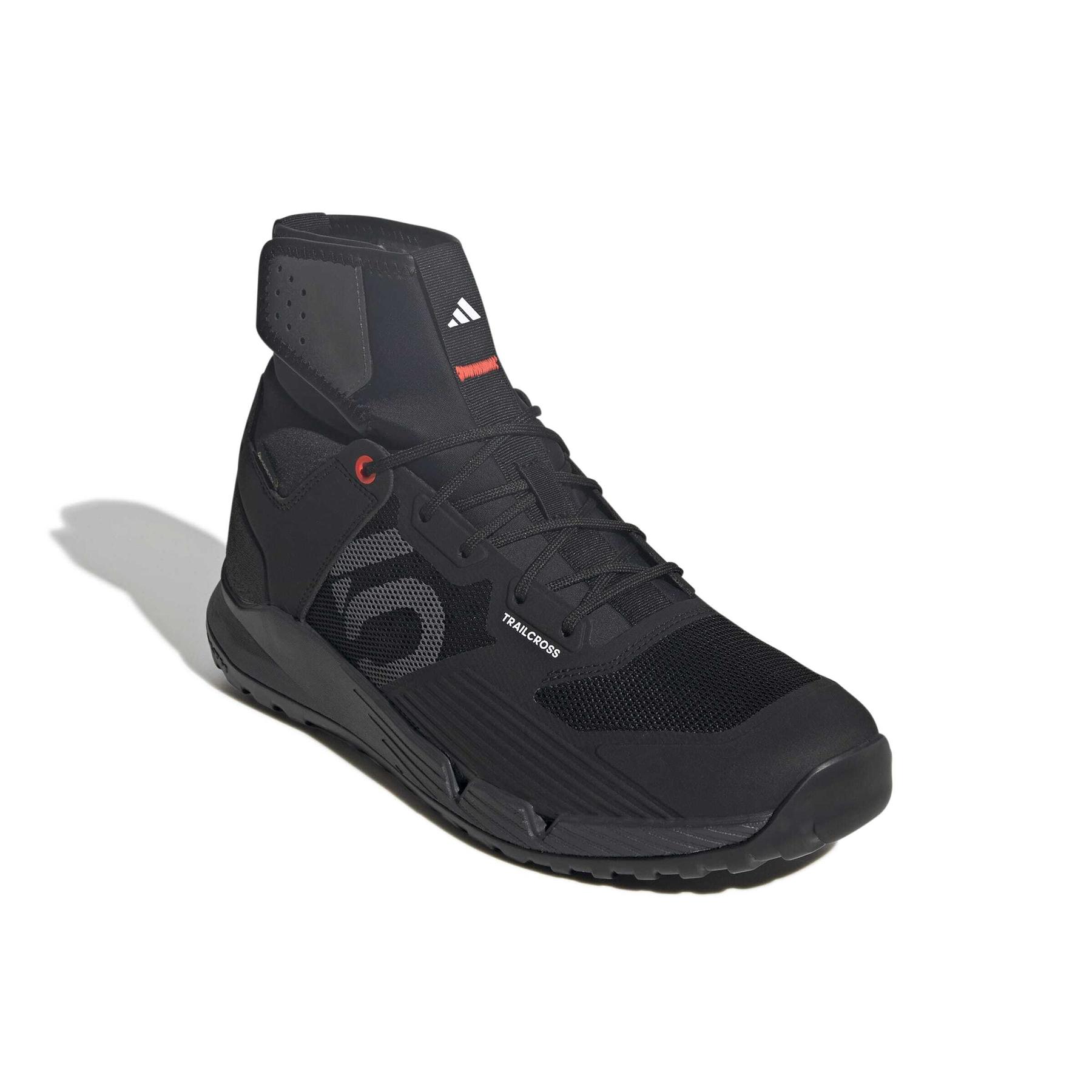 product/a/d/adidas_ji0859_6_footwear_photography_front_lateral_top_view_white-nw091625.jpg