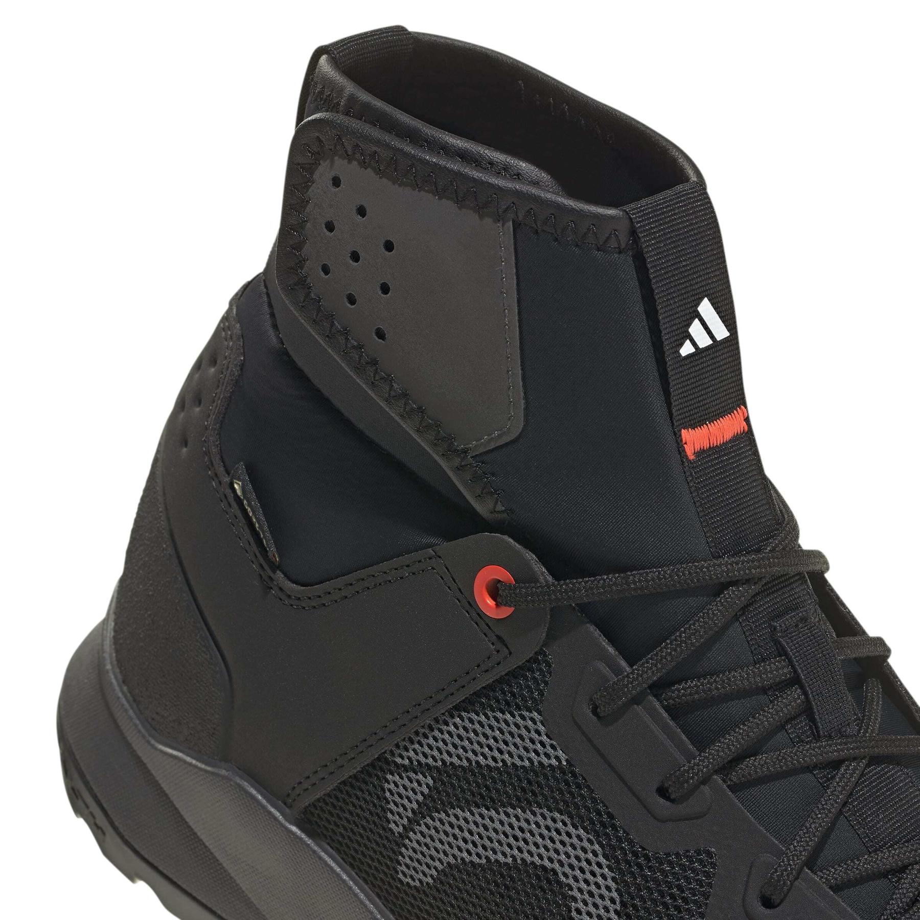 product/a/d/adidas_ji0859_8_footwear_photography_detail_view_1_white-nw091625.jpg
