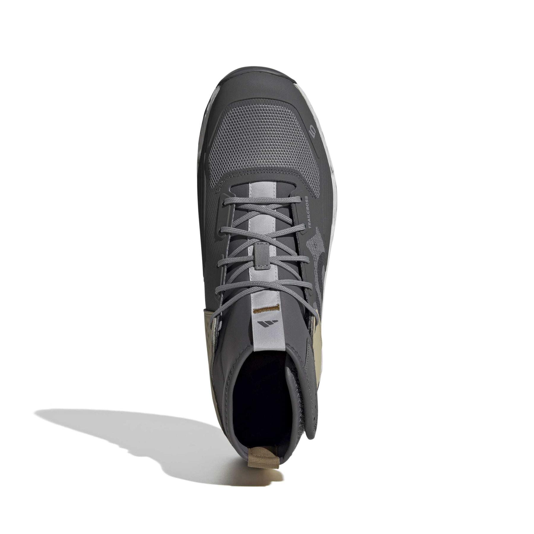 product/a/d/adidas_ji0860_3_footwear_photography_top_portrait_view_white-nw091625.jpg