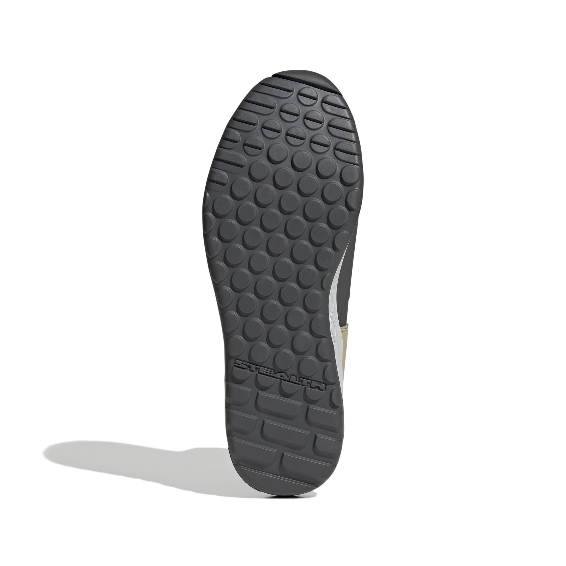product/a/d/adidas_ji0860_4_footwear_photography_bottom_view_white-nw091625.jpg