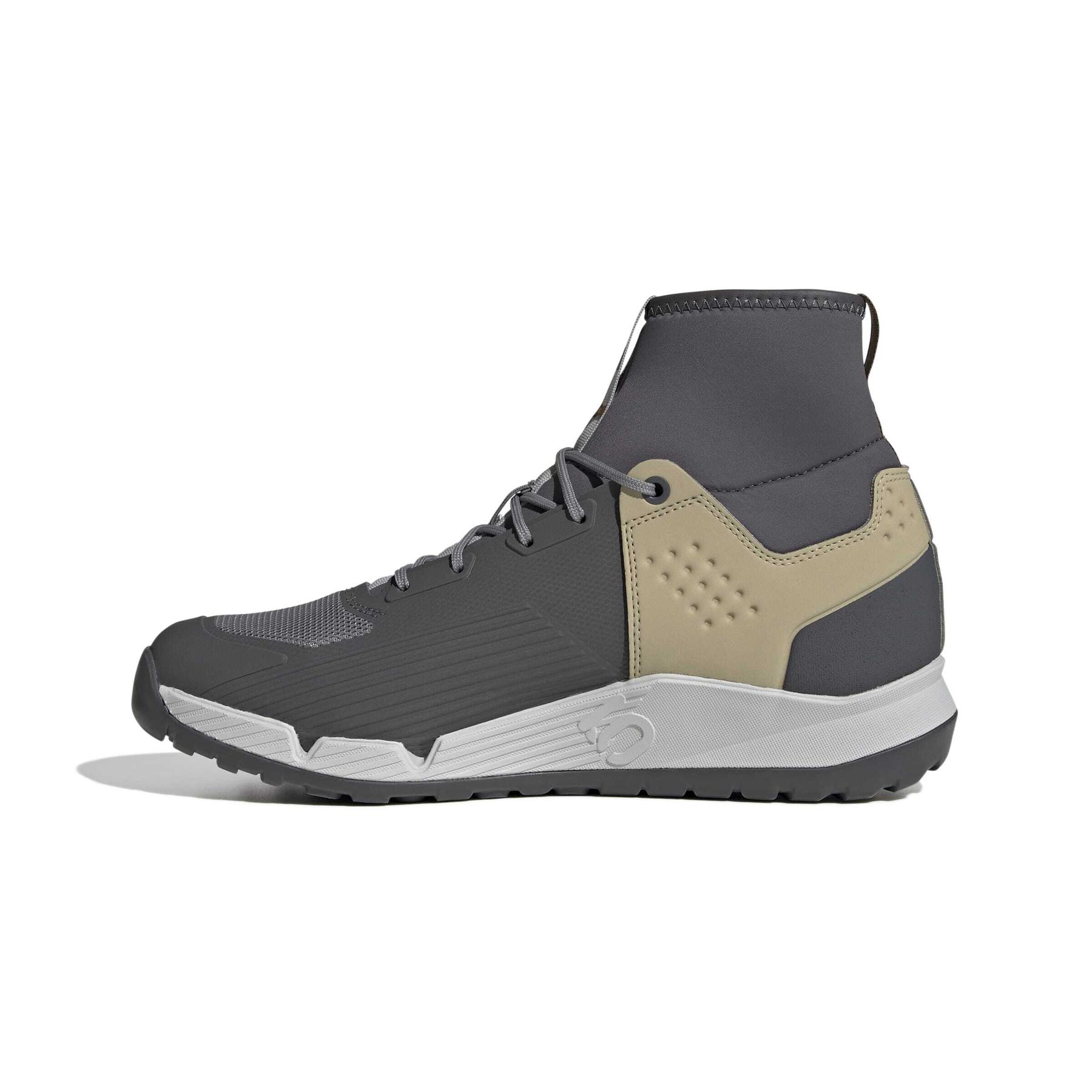 product/a/d/adidas_ji0860_5_footwear_photography_side_medial_center_view_white-nw091625.jpg