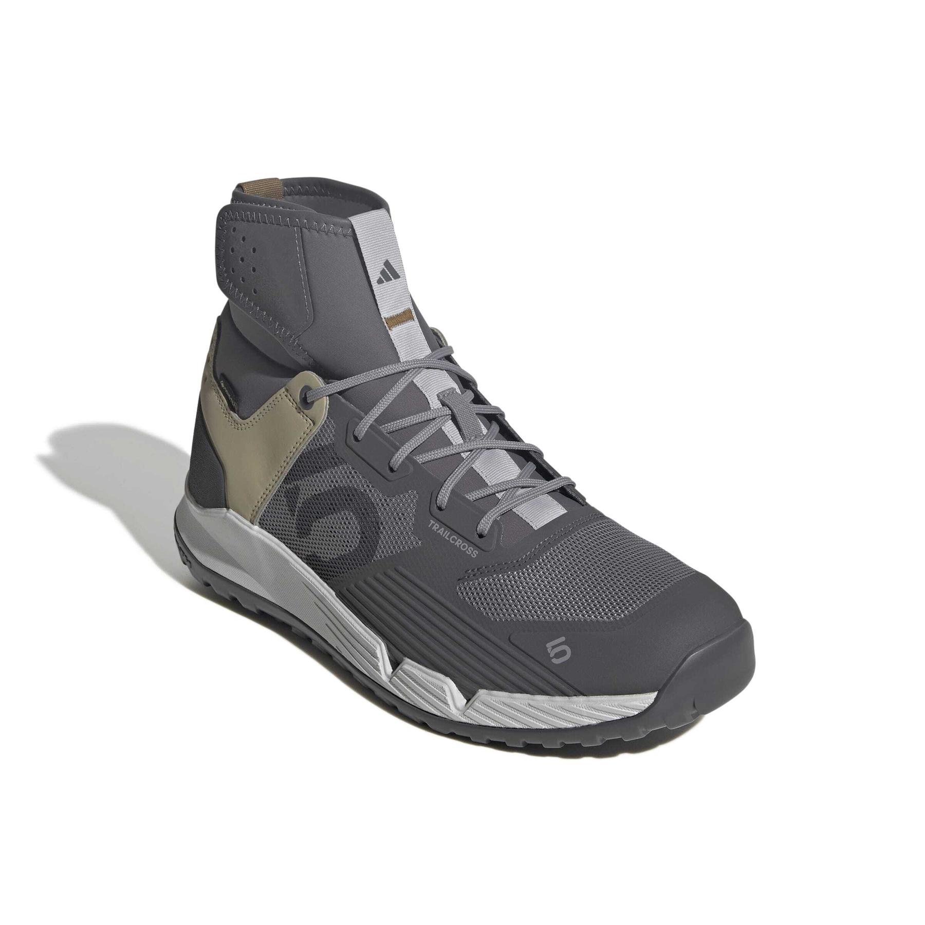 product/a/d/adidas_ji0860_6_footwear_photography_front_lateral_top_view_white-nw091625.jpg