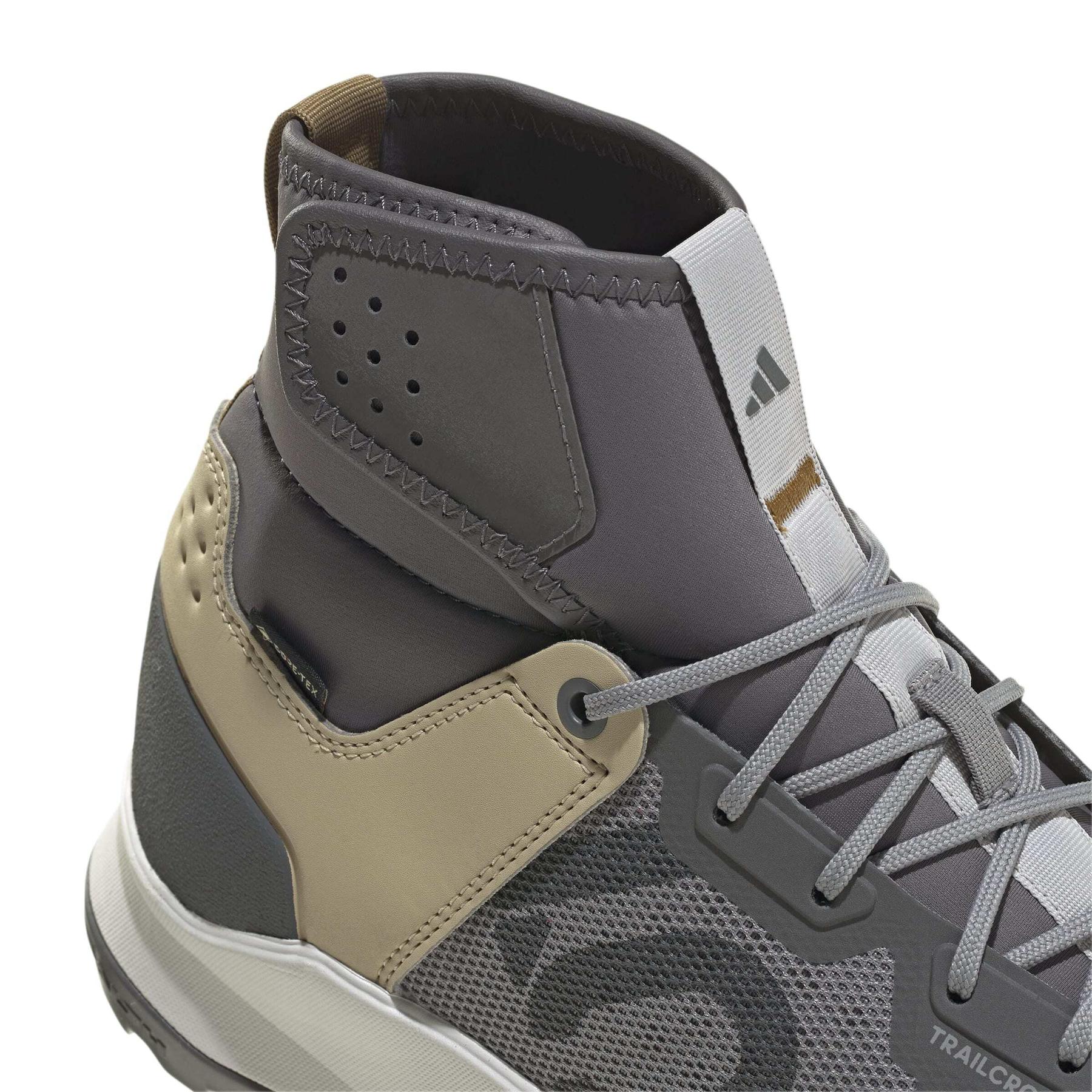 product/a/d/adidas_ji0860_8_footwear_photography_detail_view_1_white-nw091625.jpg