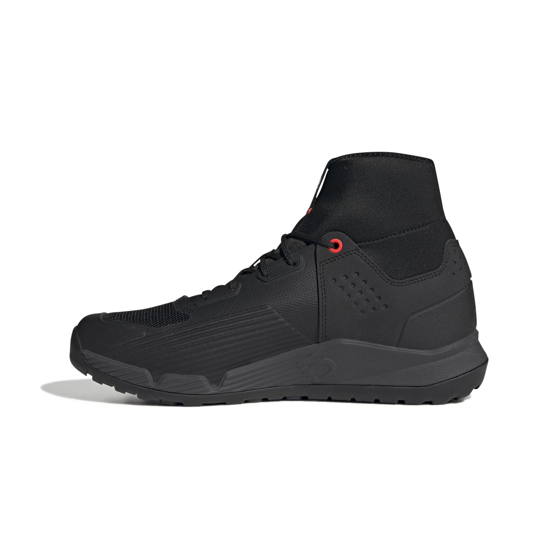 product/a/d/adidas_s29146_5_footwear_photography_side_medial_center_view_white-nw031524.jpg