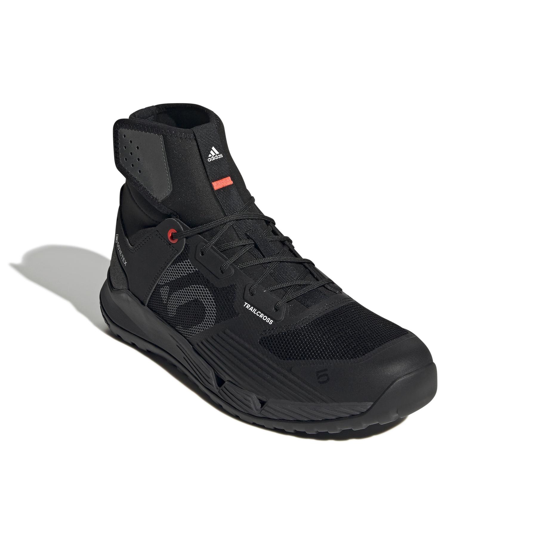 product/a/d/adidas_s29146_6_footwear_photography_front_lateral_top_view_white-nw031524.jpg