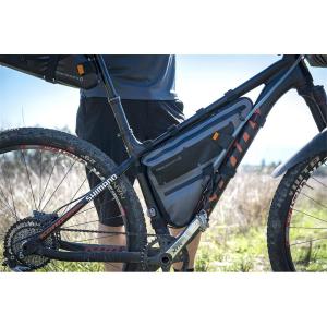 709976-sacoche-de-cadre-blackburn-outpost-m-l-noir