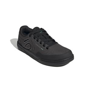 product/a/d/adidas_gz1931_6_footwear_photography_front_lateral_top_view_white.jpg