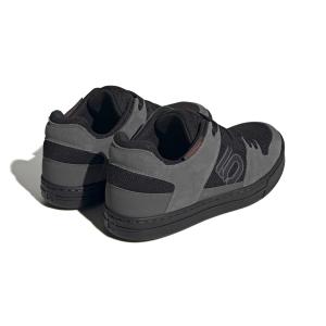 product/a/d/adidas_hp9936_7_footwear_photography_back_lateral_top_view_white-nw091625.jpg