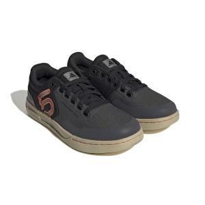 product/a/d/adidas_hq2124_6_footwear_photography_front_lateral_top_view_white-nw091625.jpg