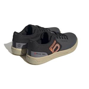 product/a/d/adidas_hq2124_7_footwear_photography_back_lateral_top_view_white-nw091625.jpg