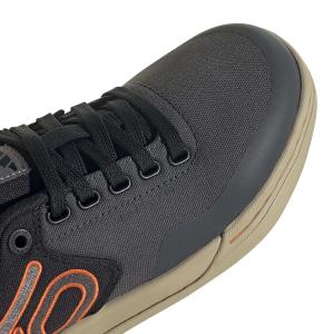 product/a/d/adidas_hq2124_9_footwear_photography_detail_view_2_white-nw091625.jpg