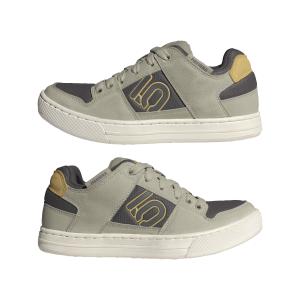 product/a/d/adidas_id2451_10_footwear_photography_mirrored_pair_view_white-nw091625.jpg