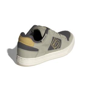 product/a/d/adidas_id2451_7_footwear_photography_back_lateral_top_view_white-nw091625.jpg