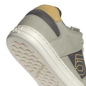 product/a/d/adidas_id2451_9_footwear_photography_detail_view_2_white-nw091625.jpg