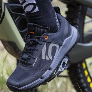 product/a/d/adidas_id5012_14_footwear_photography_heromrktng_view_1-nw091625.jpg