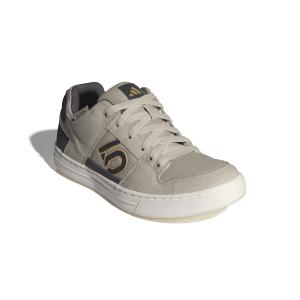 product/a/d/adidas_id7489_6_footwear_photography_front_lateral_top_view_white-nw091625.jpg