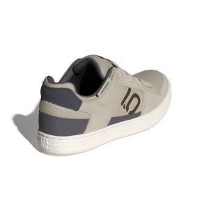 product/a/d/adidas_id7489_7_footwear_photography_back_lateral_top_view_white-nw091625.jpg