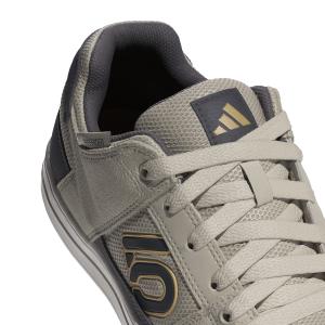 product/a/d/adidas_id7489_9_footwear_photography_detail_view_2_white-nw091625.jpg