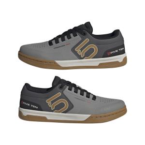 product/a/d/adidas_if7423_10_footwear_photography_mirrored_pair_view_white-nw091625.jpg