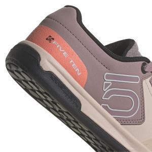 product/a/d/adidas_if7437_8_footwear_photography_detail_view_1_white-nw091625.jpg