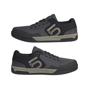 product/a/d/adidas_ih0814_10_footwear_photography_mirrored_pair_view_white-nw091625.jpg