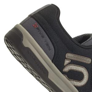product/a/d/adidas_ih0814_9_footwear_photography_detail_view_2_white-nw091625.jpg