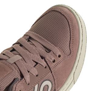 product/a/d/adidas_ih0821_8_footwear_photography_detail_view_1_white-nw091625.jpg