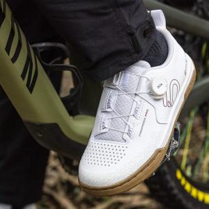 product/a/d/adidas_ih3054_15_footwear_photography_heromrktng_view_3-nw091625.jpg