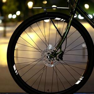 207338-autocollant-roue-velo-reflective-berlin-x2-blanc-40-mm